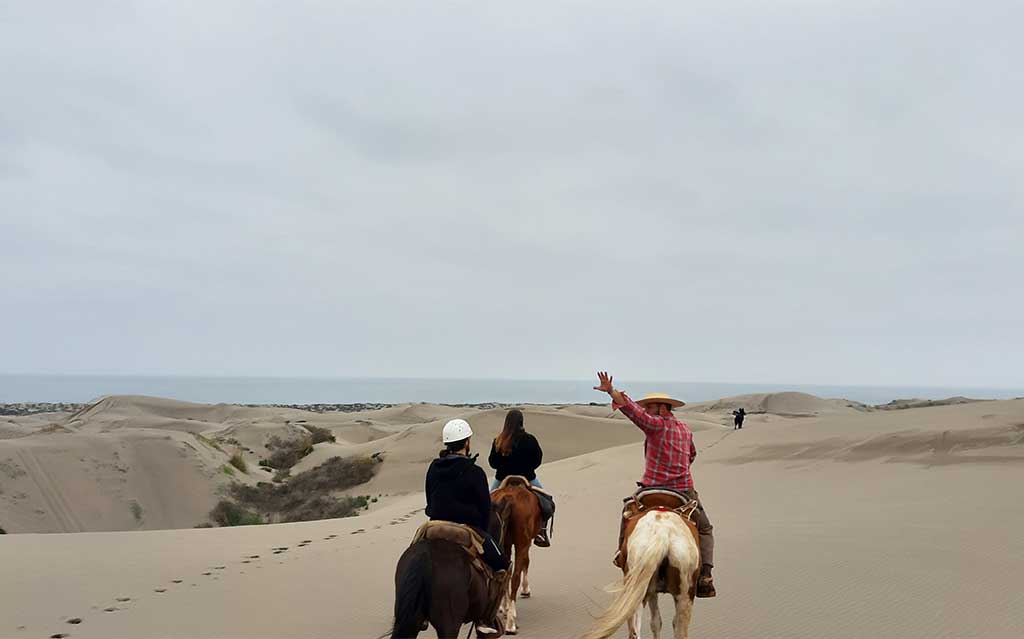 Horseback riding on the dunes of Mantagua