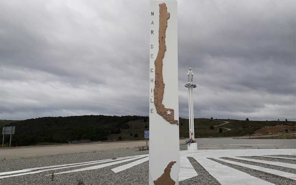 Geographic center of Chile marker at Strait of Magellan Park