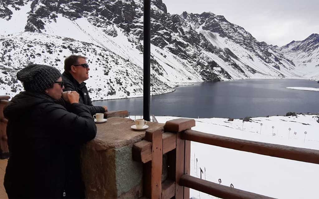 Guests enjoying coffee at the Inca Lagoon in winter